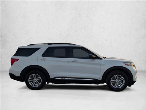 Used 2022 Ford Explorer XLT w/ Equipment Group 202A RWD image 4