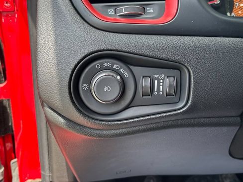 Used 2023 Jeep Renegade Trailhawk AWD/4WD image 31