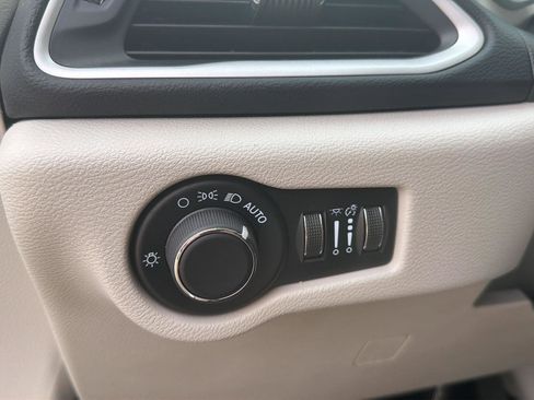 Used 2024 Chrysler Voyager LX image 18