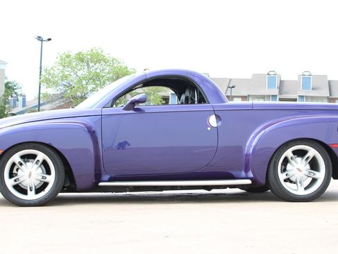 Used 2004 Chevrolet SSR w/ Preferred Equipment Group RWD image 18