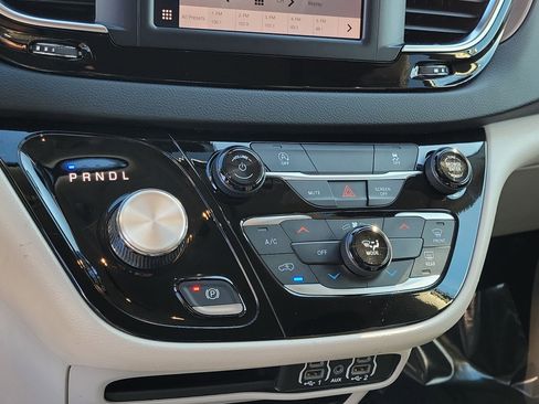 Used 2024 Chrysler Voyager LX image 27