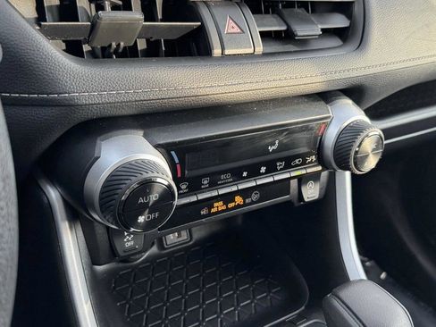 Used 2025 Toyota RAV4 XLE AWD/4WD image 23
