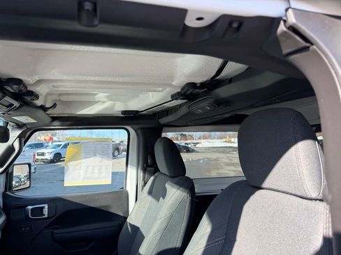 Used 2025 Jeep Wrangler Sport image 12