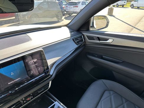 Used 2025 Volkswagen Atlas Cross Sport SE image 36