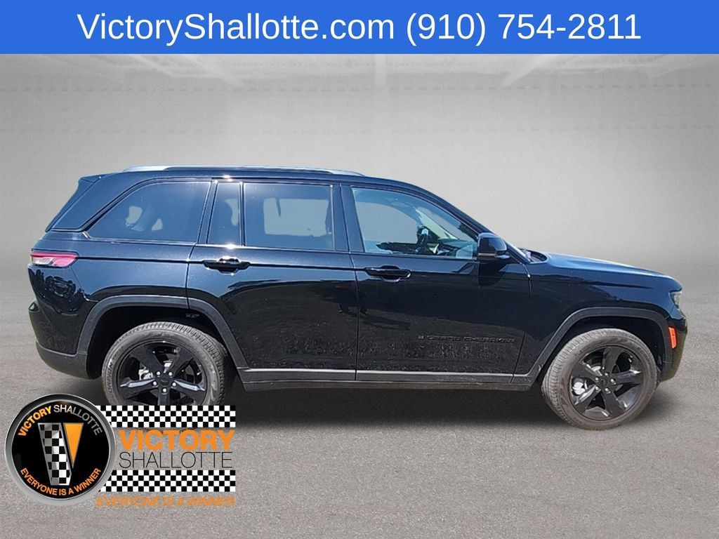 Used 2023 Jeep Grand Cherokee Limited w/ Black Appearance Package AWD/4WD image 31