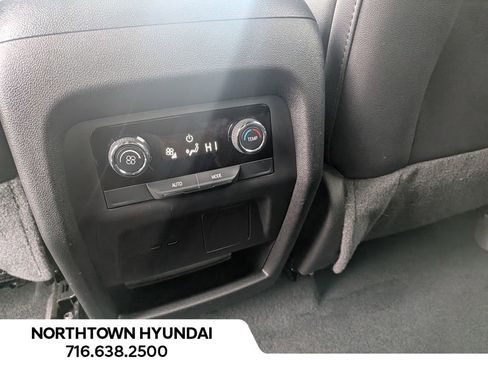 Used 2025 Chevrolet Traverse LT image 35