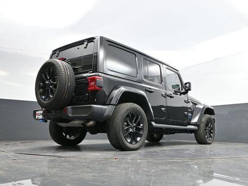 Used 2022 Jeep Wrangler Unlimited Sahara w/ Cold Weather Group image 37