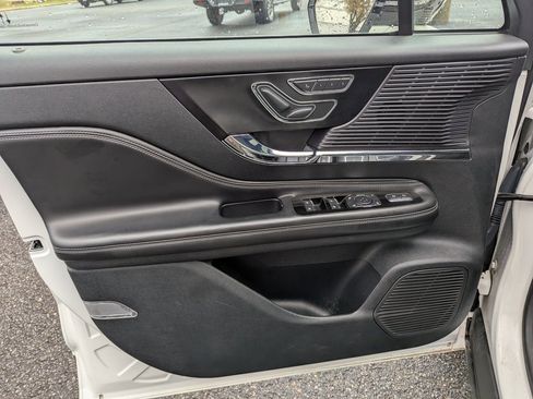 Used 2021 Lincoln Corsair AWD w/ Premium Package image 18