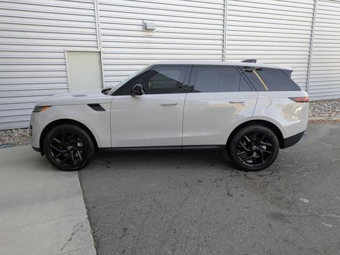 Used 2025 Land Rover Range Rover Sport SE image 2