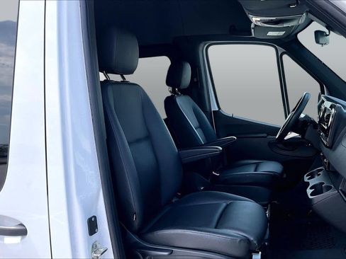 Used 2025 Mercedes-Benz Sprinter 2500 image 9