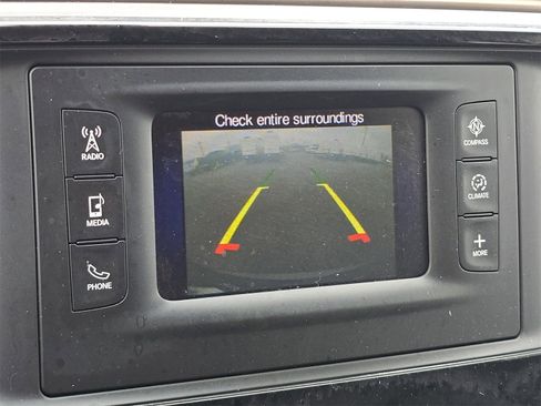 Used 2017 Chrysler Pacifica Touring-L image 7