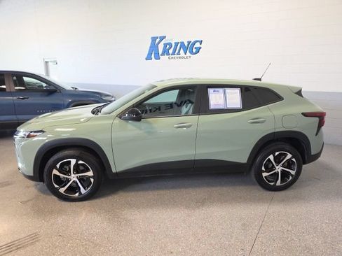 Used 2024 Chevrolet Trax RS FWD image 2