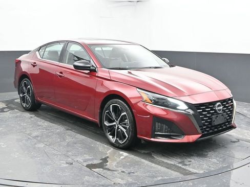 Used 2024 Nissan Altima 2.5 SR w/ SR Premium Package image 3