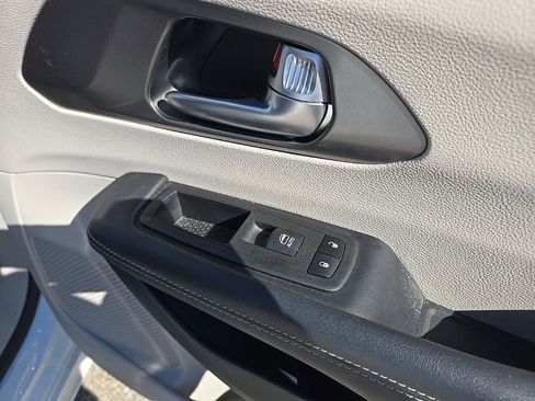 Used 2024 Chrysler Pacifica Touring-L image 14