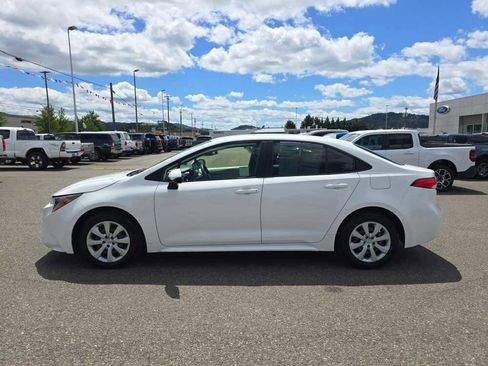 Used 2020 Toyota Corolla LE w/ Carpet Mat Package (TMS) FWD image 2
