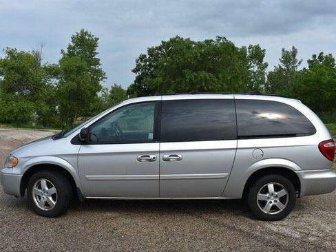 Used 2005 Dodge Grand Caravan SXT FWD image 3