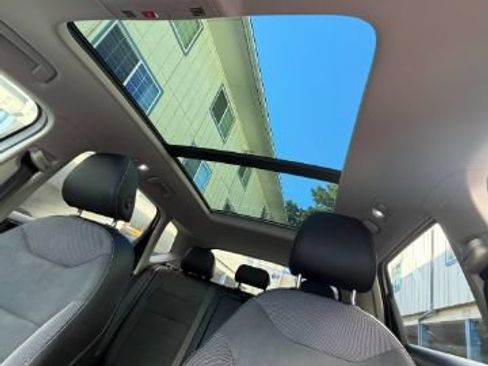Used 2022 Volkswagen Taos SE w/ Panoramic Sunroof Package FWD image 20