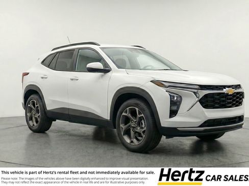 Used 2025 Chevrolet Trax LT FWD image 1