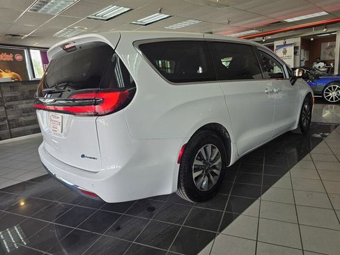 Used 2023 Chrysler Pacifica Touring-L FWD image 4