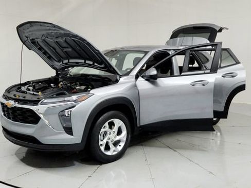 Used 2025 Chevrolet Trax LS w/ LS Convenience Package image 9