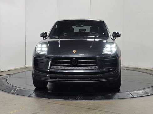 Certified 2025 Porsche Macan AWD/4WD image 2