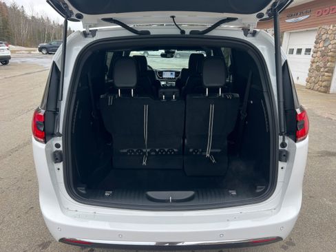 New 2026 Chrysler Pacifica Select image 20