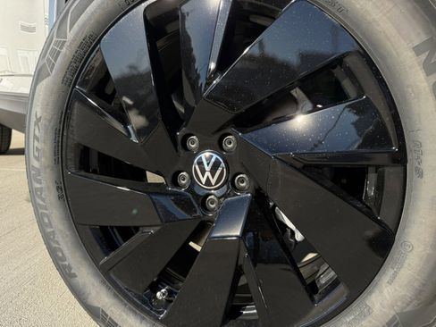 New 2026 Volkswagen Atlas Cross Sport SE FWD image 12