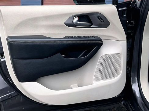 Used 2021 Chrysler Pacifica Touring-L image 22