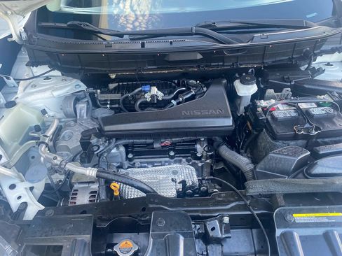 Used 2018 Nissan Rogue SV w/ Premium Package FWD image 3