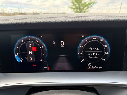 Certified 2025 Volkswagen Tiguan SE image 18