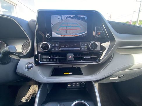Used 2023 Toyota Highlander XLE AWD/4WD image 22