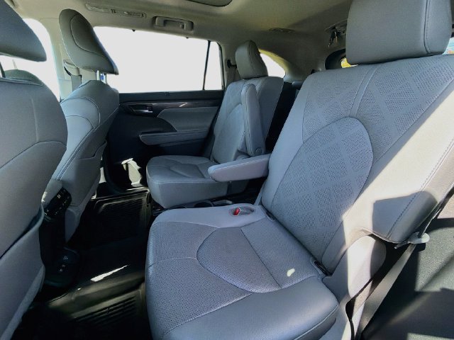 Used 2020 Toyota Highlander Platinum AWD/4WD image 19