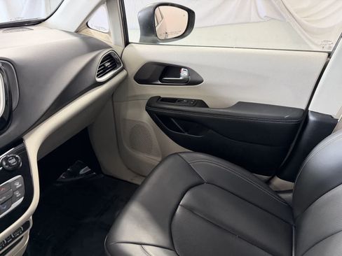 Used 2023 Chrysler Pacifica Touring-L FWD image 24