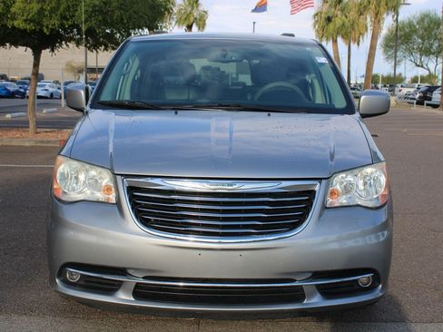 Used 2014 Chrysler Town & Country Touring FWD image 9