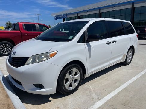 Used 2014 Toyota Sienna L FWD image 1