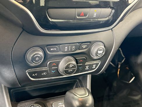 Used 2022 Jeep Cherokee Limited image 15