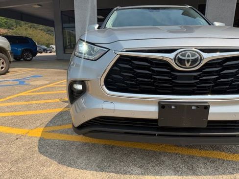 Used 2020 Toyota Highlander Limited FWD image 3