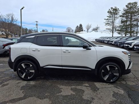 Used 2025 Nissan Kicks SR image 17