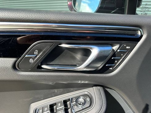 Used 2026 Porsche Macan AWD/4WD image 19