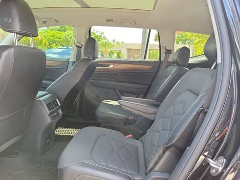 Used 2024 Volkswagen Atlas SE w/ Panoramic Sunroof Package FWD image 12