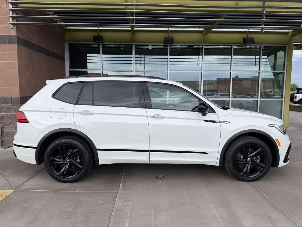 Used 2024 Volkswagen Tiguan SE R-Line FWD image 9