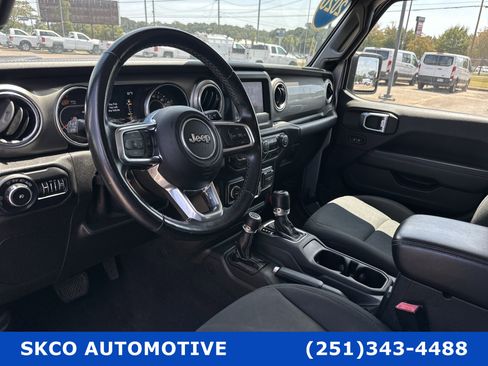 Used 2020 Jeep Wrangler Unlimited Sahara image 19