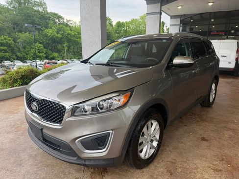 Used 2017 Kia Sorento LX FWD image 3