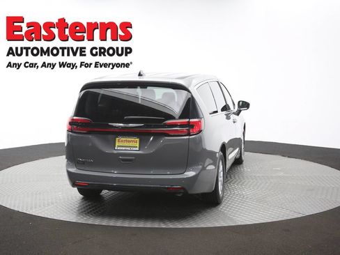 Used 2023 Chrysler Pacifica Touring-L FWD image 38