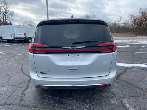 Used 2024 Chrysler Pacifica Touring-L image 6