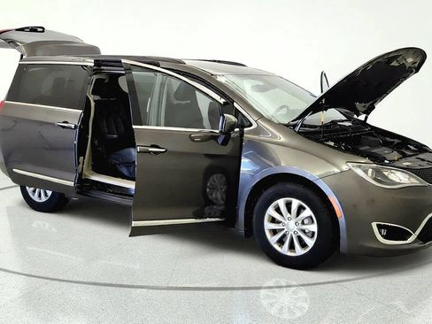 Used 2017 Chrysler Pacifica Touring-L FWD image 11