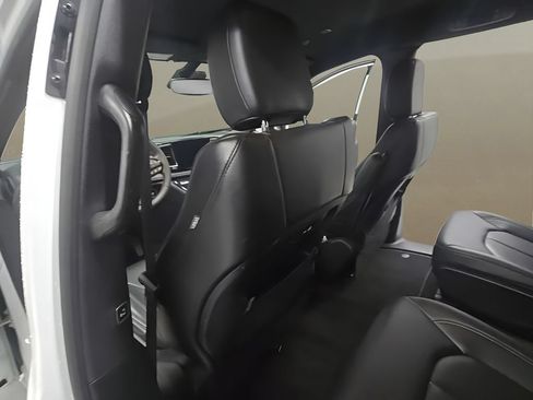 Used 2024 Chrysler Pacifica Limited FWD image 15