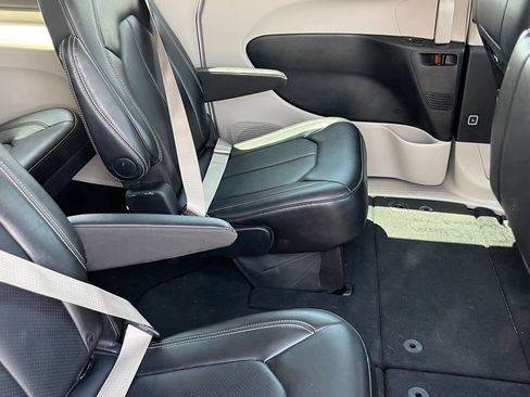 Used 2024 Chrysler Pacifica Touring-L FWD image 11