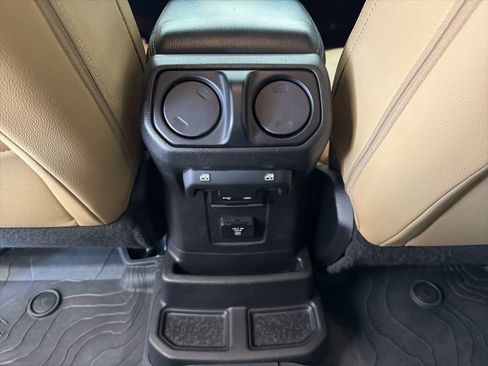 Used 2019 Jeep Wrangler Unlimited Sahara image 36