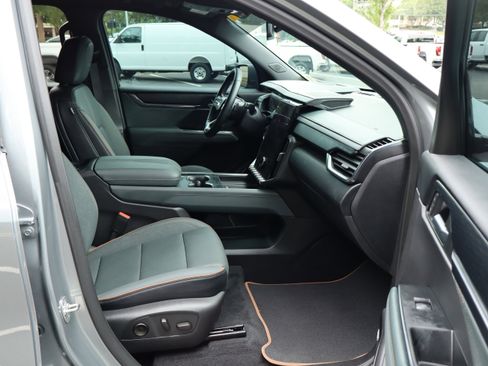 Used 2025 GMC Acadia AT4 w/ Luxury Package AWD/4WD image 22